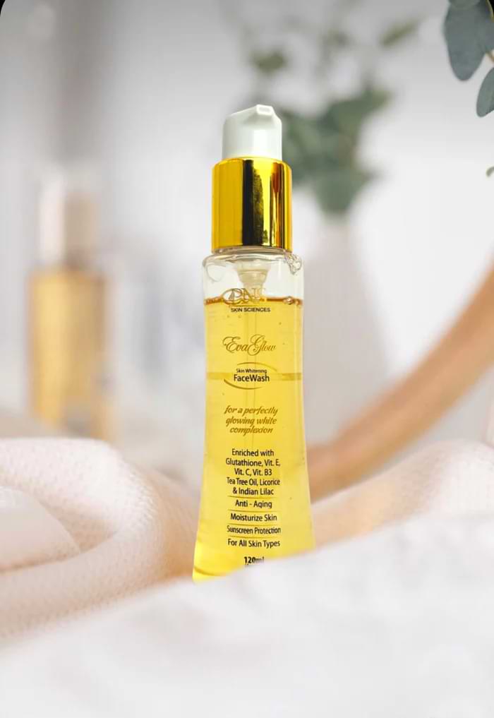 Evaglow whitening face wash